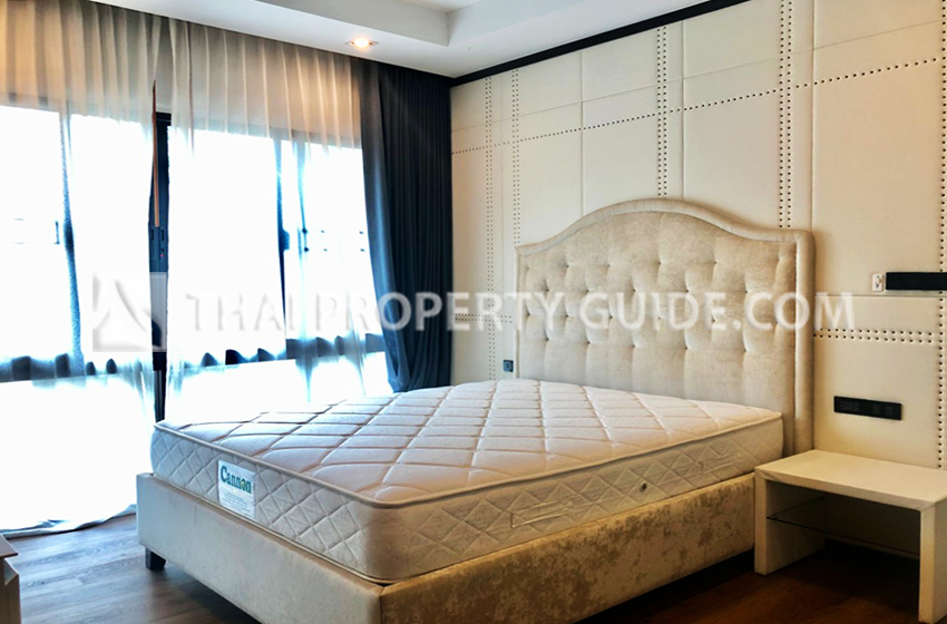House with Shared Pool in Ramkhamhaeng 